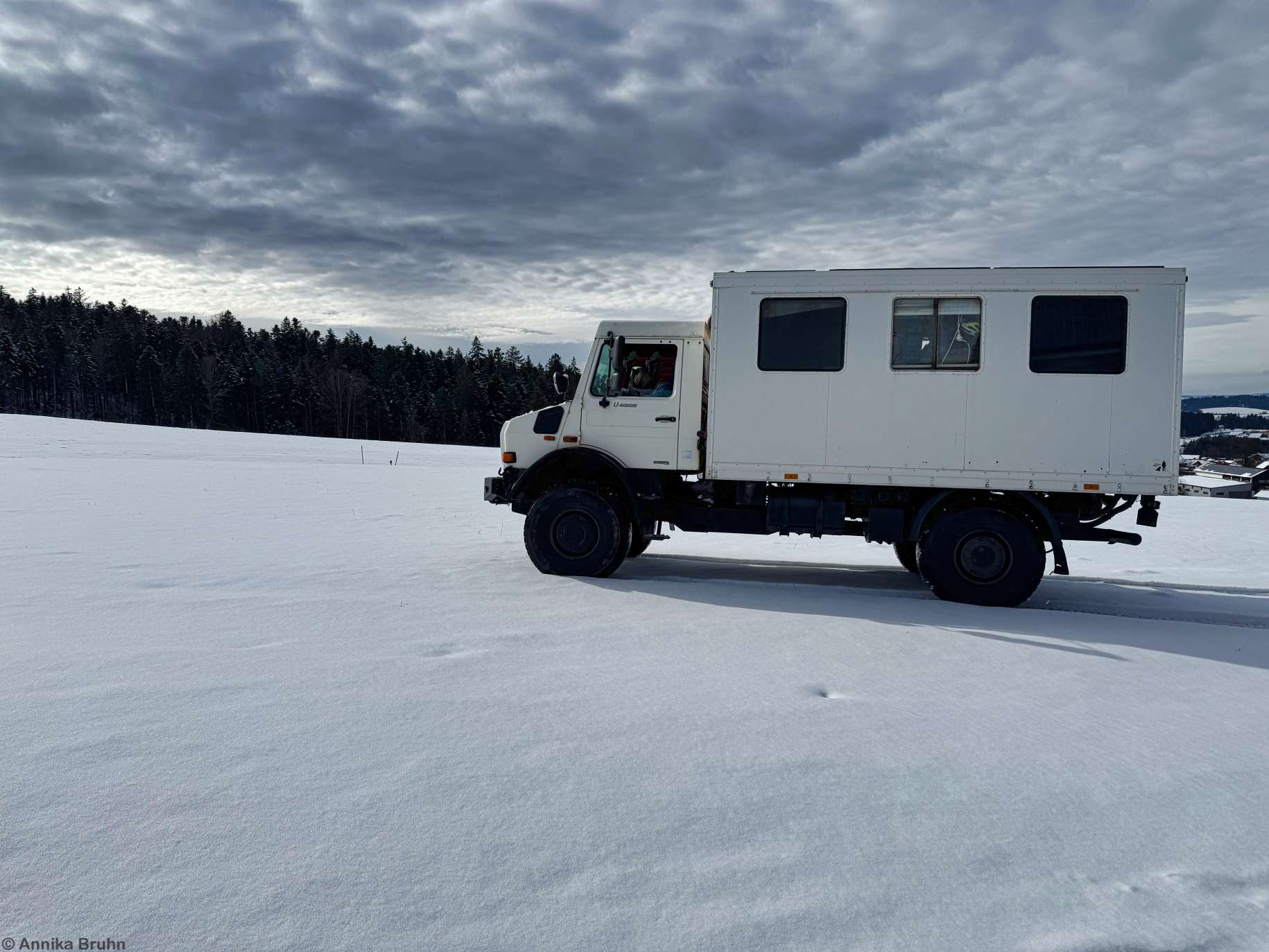 Karl fährt mühelos durch den Schnee